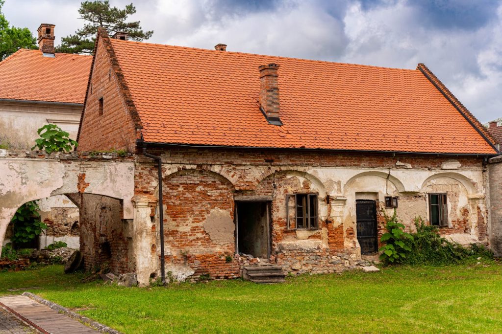 abandoned-house-in-village-25649174 Abandoned House in Village